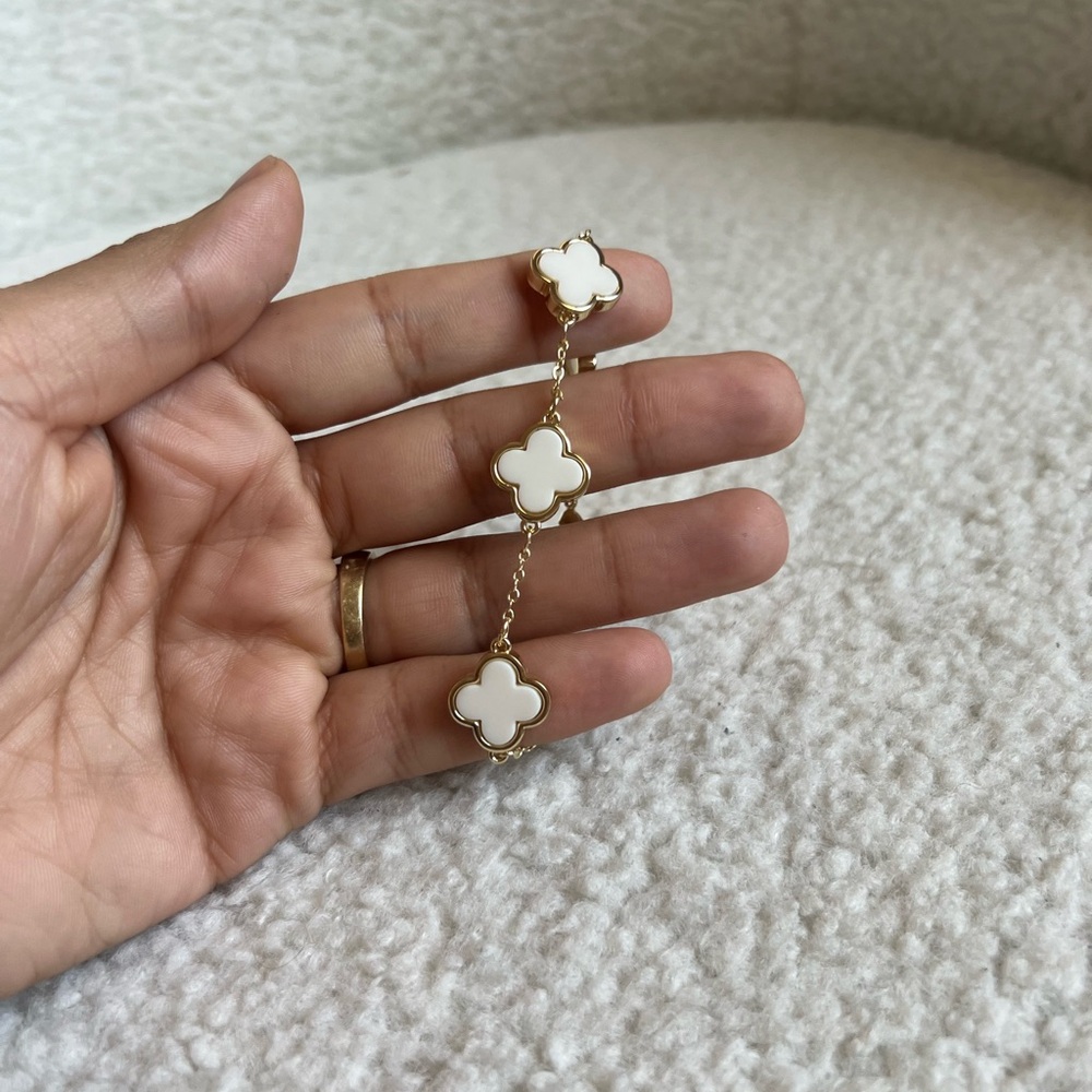 Elegant Gold and White Clover Bracelet - Picture 3 of 8